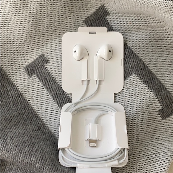 Apple Other - NEW APPLE 🍎 WIRED AIRPODS